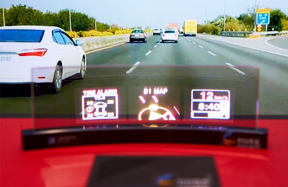 Long-Distance Floating Multi-Screen HUD.