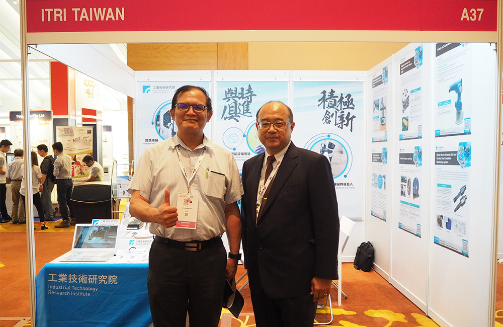 Dr. Jwu-Sheng Hu (left), General Director of ITRI’s Mechanical and Mechatronics Systems Research Laboratories and Dr. I-Ming Chen from Nanyang Technological University (right).