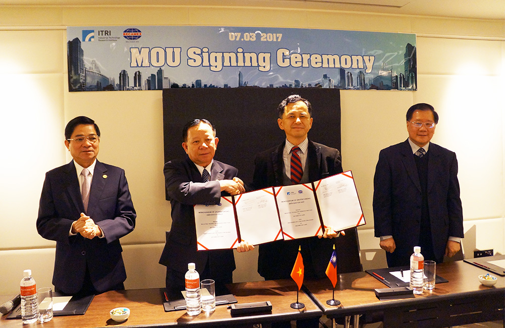 From left: Binh Duong Provincial People’s Committee Vice Chairman Tran Thanh Liem, Becamex IDC Corp. Chairman and CEO Nguyen Van Hung, ITRI International Center General Director Sean S.H. Wang, and ITRI Vice President Jia-Ruey Duann.