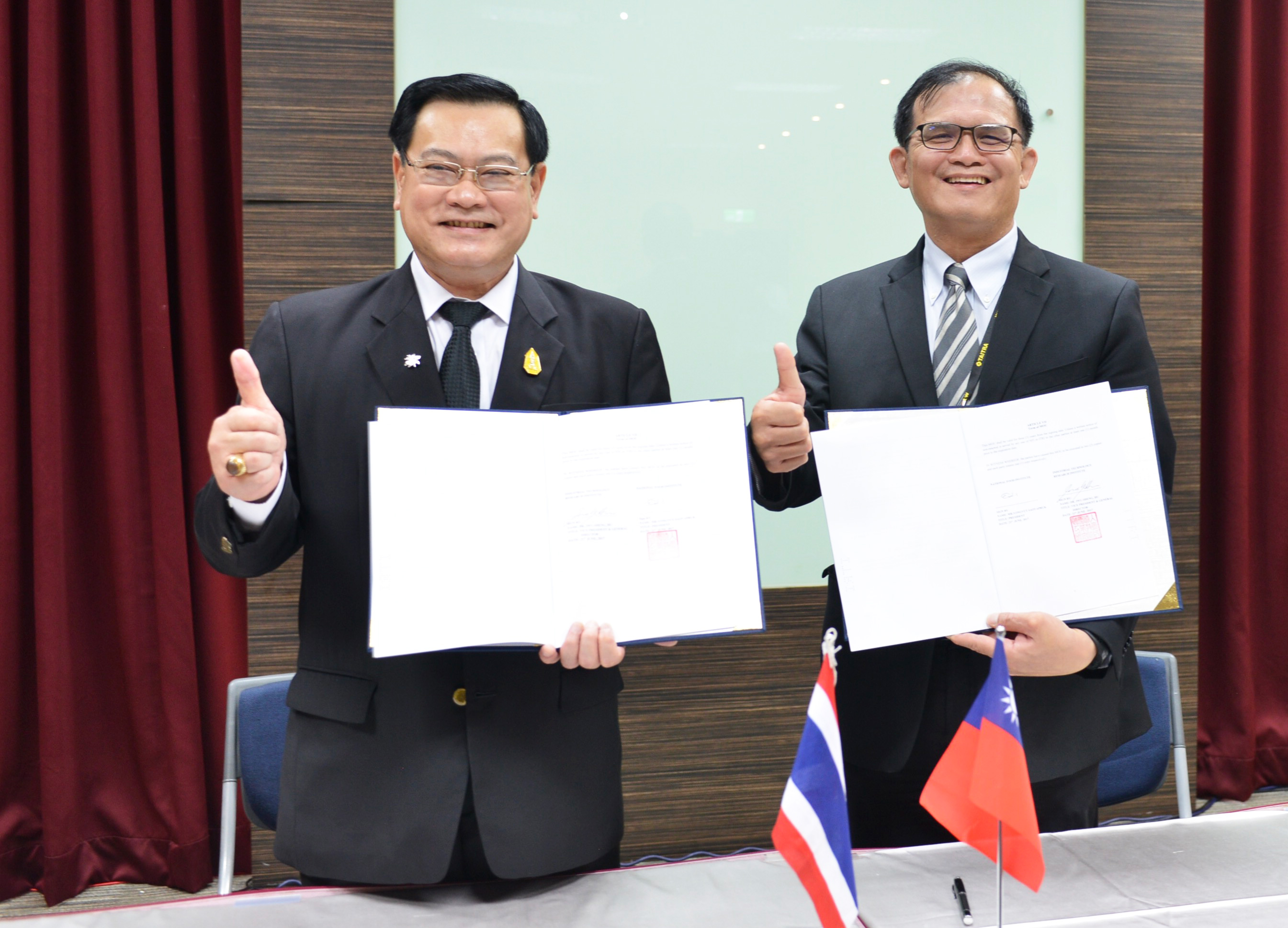 Dr. Jwu-Sheng Hu (right), General Director of ITRI’s Mechanical and Mechatronics Systems Research Laboratories, and Mr. Yongvuf Saovapruk (left), NFI President.