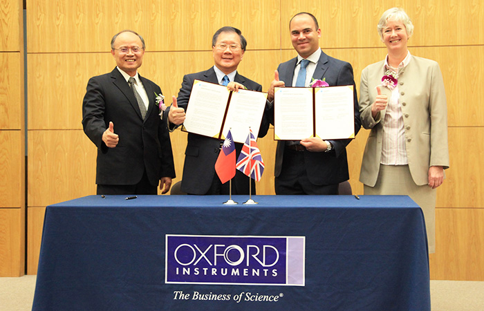 Y. Tim Tsai, Advisor at the Department of Industrial Technology of MOEA, and Catherine Nettleton, Representative of the British Office Taipei, jointly witnessed the signing of the MoU by ITRI Vice President Jia-Ruey Duann and Finance Director of Oxford Instruments Plasma Technology Adam Jaufurally.