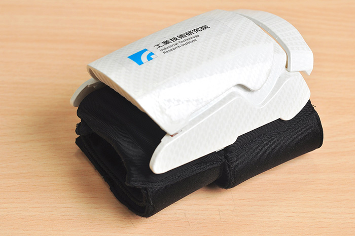 CoolSo uses MMG technology to measure muscle contractions and enable gesture control.
