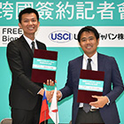 FREE Bionics Founder & CEO Cheng-Hua Wu (left) and USCI Japan President Kiyotaka Mori (right) signed a contract for cooperation on August 10, 2017.