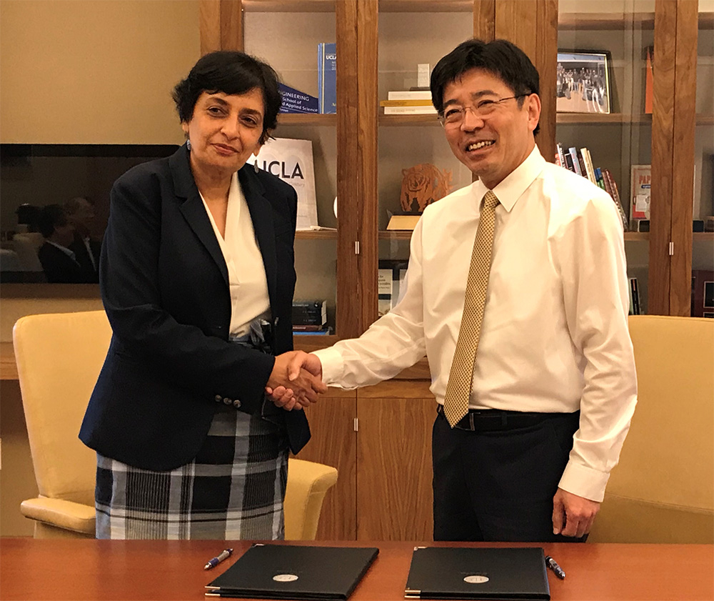 ITRI President Edwin Liu (right) and UCLA Samueli Dean Jayathi Murthy (left) signed an MoU to launch a research collaboration on AI robotics.