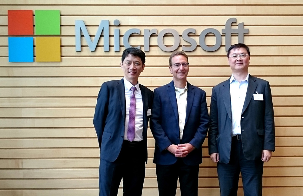 From left: ITRI’s Deputy General Director Shih-Chieh Chang, Microsoft’s Carl Coken, and MOEA DoIT Director-General Ta-Sheng Lo.