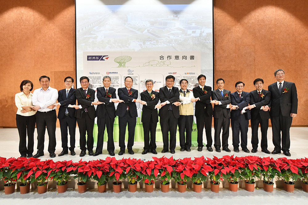 Taiwan Vice President Chien-Jen Chen (7th left) attended the signing ceremony for a number of major companies to enter the Green Energy Technology Demonstration Site on the day of the SGESC launch.