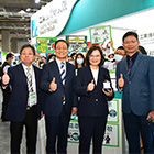 Dr. Chii-Wan Lin (first right), ITRI’s Vice President and General Director of Biomedical Technology and Device Research Laboratories, exhibits the iPMx Molecular Rapid Test System to President Tsai Ing-Wen (second right) at ITRI’s booth at BIO Asia-Taiwan 2020.