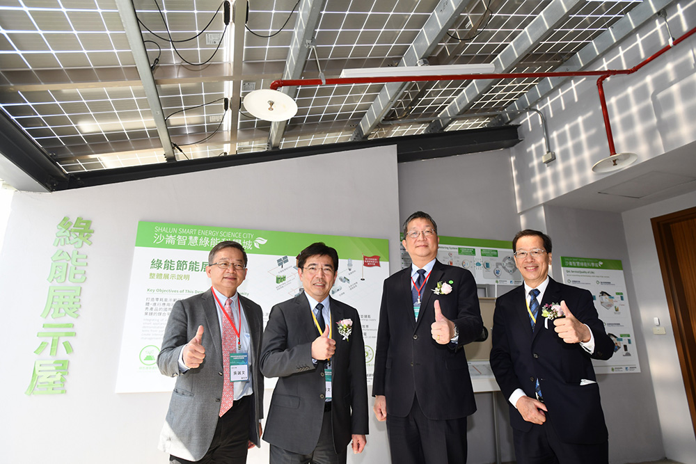 BOE Director General Cheng-Wei Yu (second right) and ITRI executives pose in front of an Intelligent Green Energy Demonstration House.