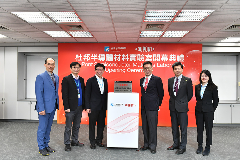 VP and General Director of ITRI’s Electronic and Optoelectronic System Research Laboratories Chih-I Wu (third left), DuPont Taiwan President Dennis Chen (third right) and their colleagues inaugurated a new semiconductor materials laboratory at ITRI’s headquarters.