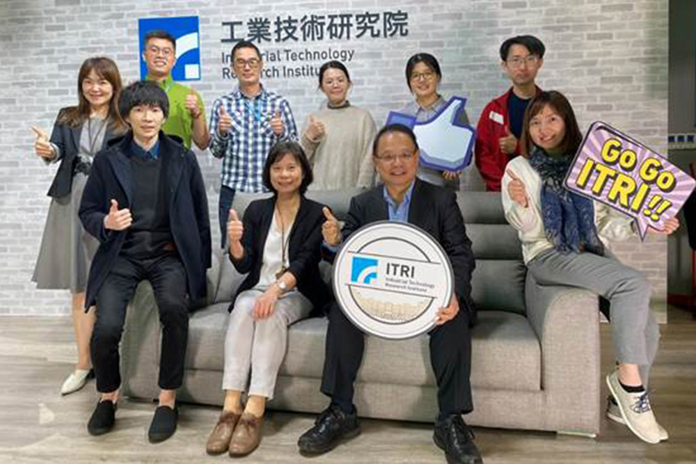 General Director of ITRI’s Service Systems Technology Center Roger Cheng (second right in front row) led his team to develop the AI-Based High-Density Shuttle Rack Service System.