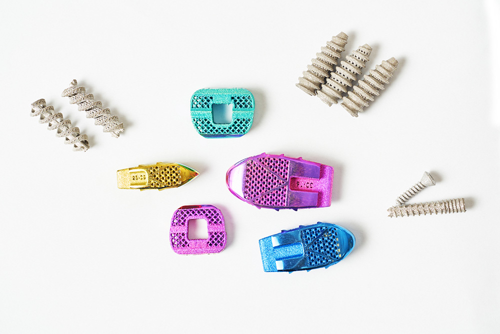 BioMS-Ti can print different types of implants to treat various injuries, such as bone screws/nails, sacral plates, and interbody fusion cages.