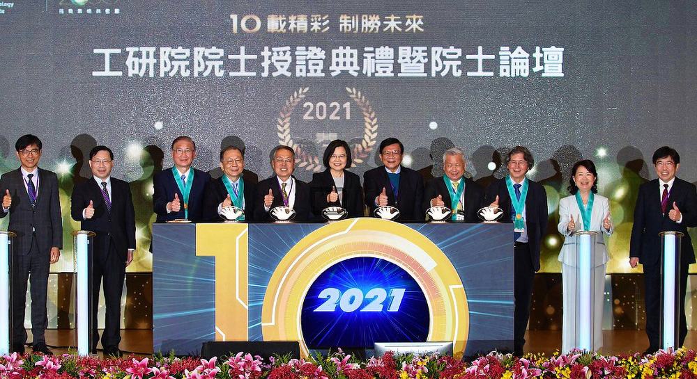 President Tsai Ing-wen honored ITRI’s new laureates for their key roles in industry innovation.