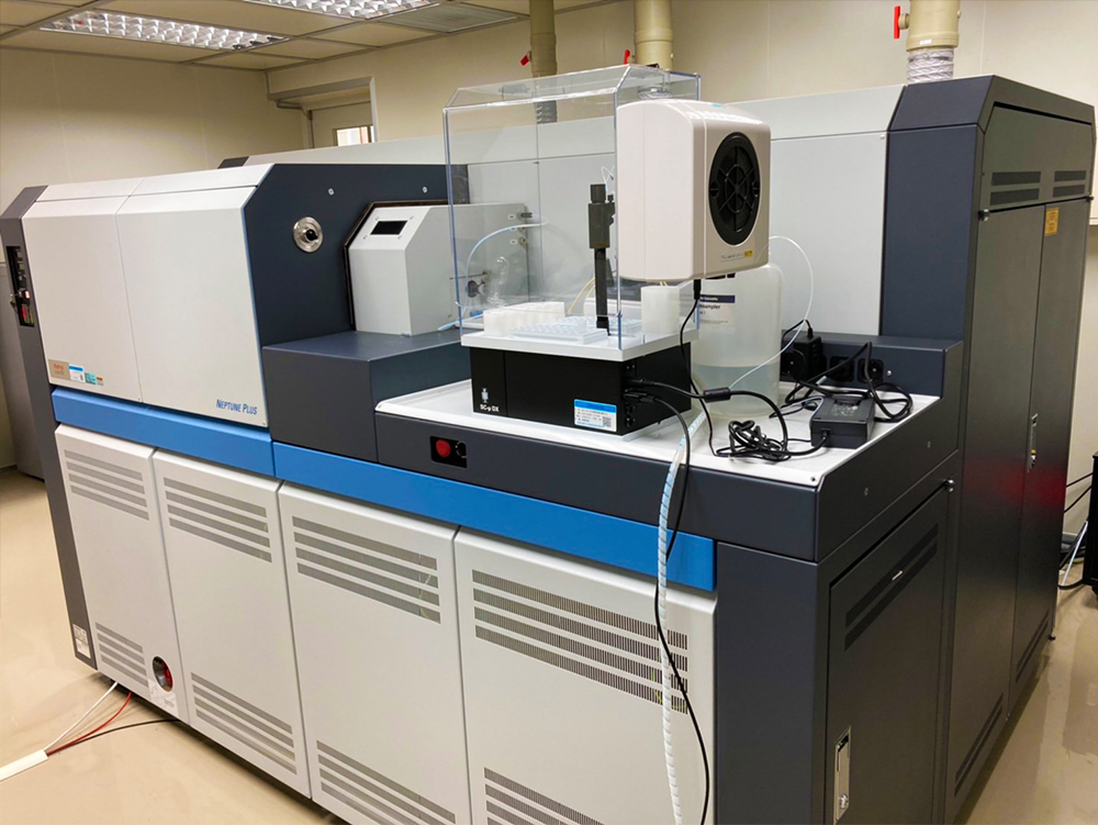 The Multiple Collector Inductively Coupled Mass Spectrometer (MC-ICP-MS) traces the pollutant source via inorganic isotope ratio analysis.
