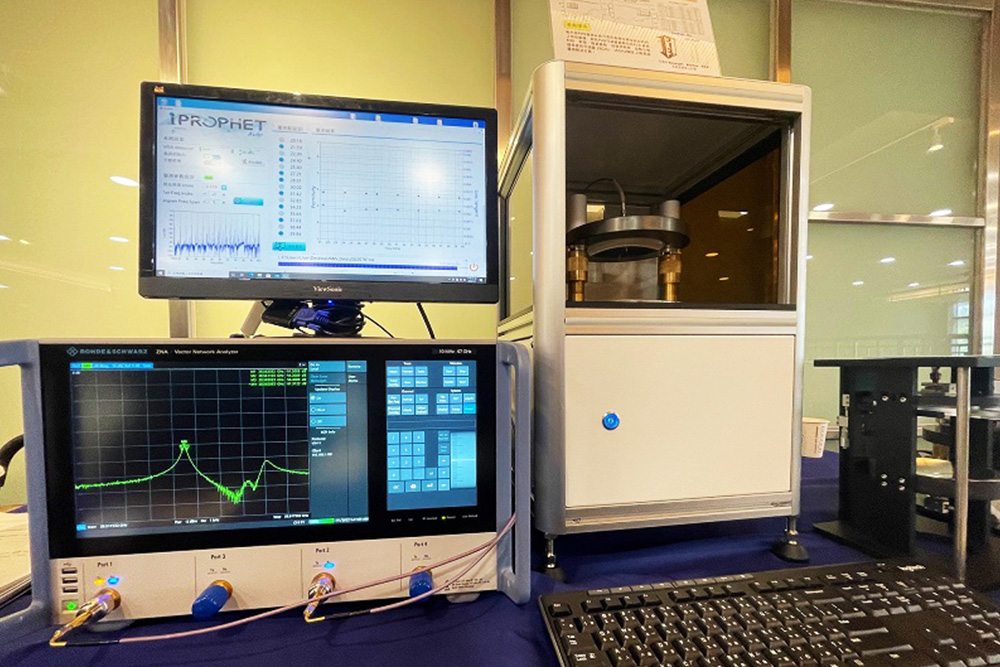 ITRI utilizes its high precision, low vibration system and integrated algorithms to provide fast measurement of mmWave material dielectric properties.