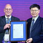 ITRI Executive Vice President Alex Y.M. Peng (right) received the TÜV certification from TÜV Rheinland Expert Michael Kroeger (left).