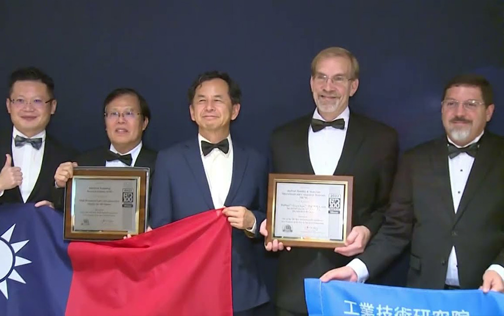 Representatives of the three R&D 100 awards winners received the awards at the gala in San Diego on November 17.