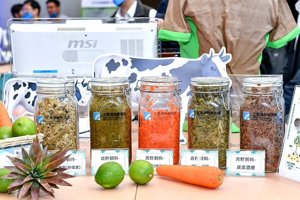 Silages made from discarded vegetable and fruit peels, such as lemon, pineapple, and carrot, were showcased at the exhibition.