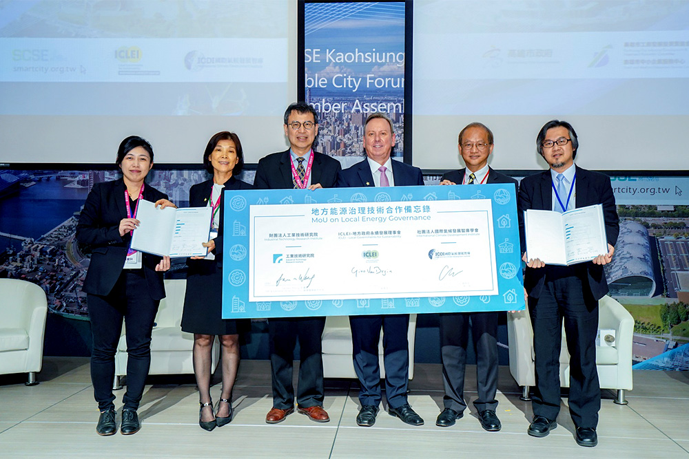 The MoU signing ceremony was attended by ICLEI Secretary General Gino Van Begin (third from right), ITRI Vice President James Wang (second from right), and Cam Zhao ICDI Chief Executive Officer (first from right), along with several government and ICLEI representatives at the 2023 Smart City Summit & Expo.