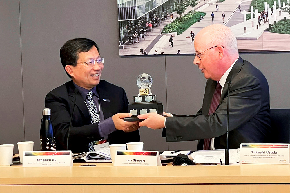 At the 2023 RIN CEO Meeting, Professor Iain Stewart, the inaugural chairman (right), passes on the symbol of chairmanship to Stephen Su (left), the second RIN chairman.
