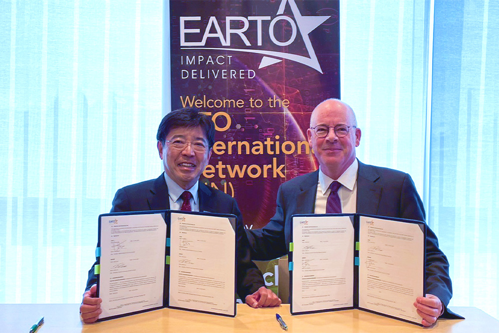 ITRI President Edwin Liu (left), and NRC President Iain Stewart (right), display the first RIN talent exchange agreement they initiated.