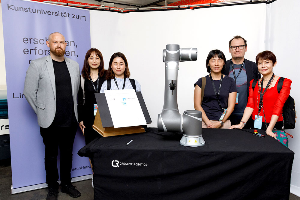 UfG Linz Vice Rector Erik Aigner (second from the right) and Karl Singline of Creative Robotics (first from the left) alongside representatives from ITRI and Taiwan’s Ministry of Culture. 