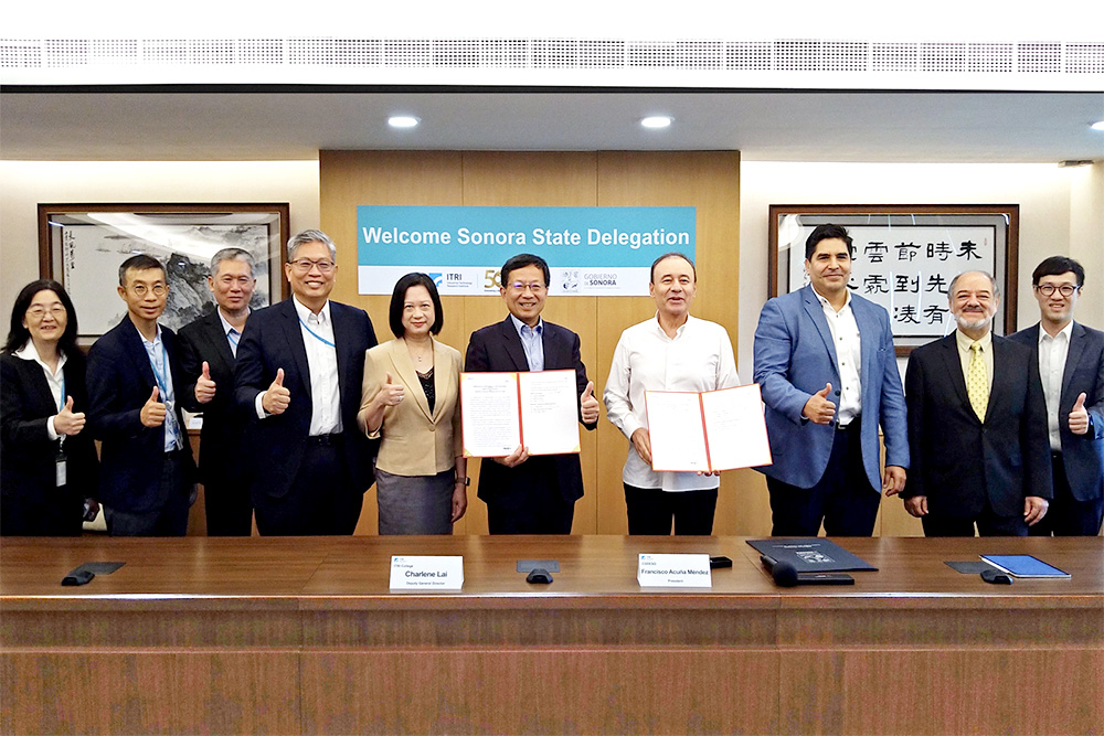 ITRI’s Senior Vice President, Stephen Su (sixth from the left), and Sonora Governor Francisco Alfonso Durazo Montaño (fourth from the right) sign the agreement for science park strategic planning consultancy services.