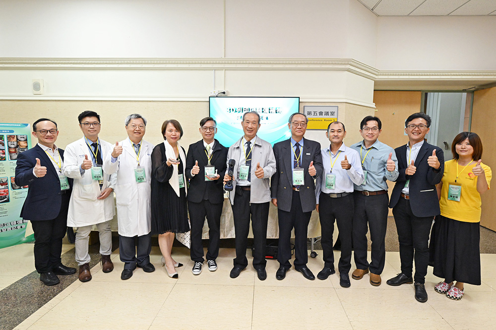 Dr. Chun-Feng Chen (second left) of KSVGH and Sung-Ho Liu (second right) of ITRI are key research members involved in the development of the 3D-printed prosthetic jaw.