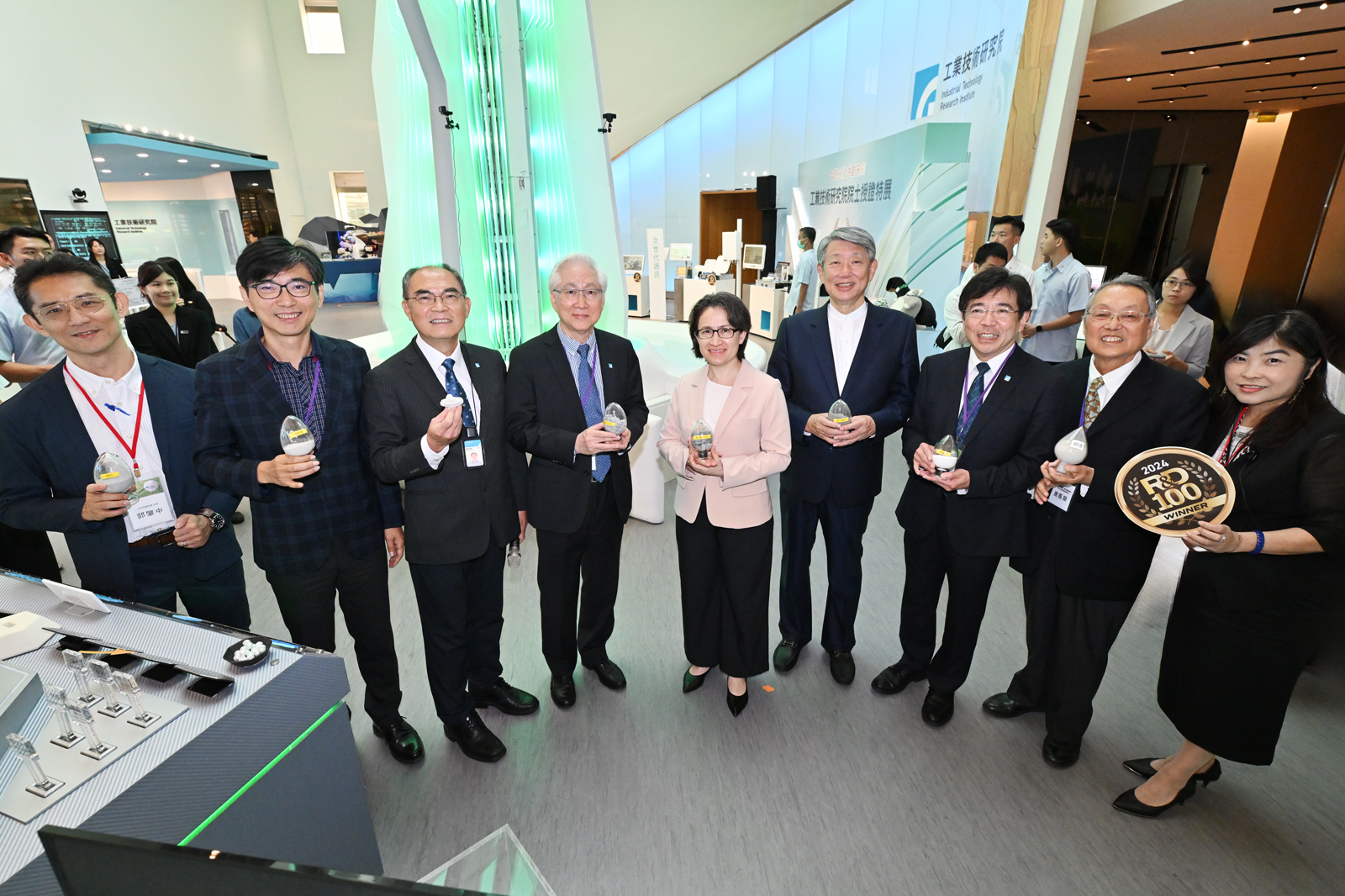 Taiwan’s Vice President Bi-khim Hsiao (center) praised ITRI’s success in commercializing R&D results during her visit to the Institute