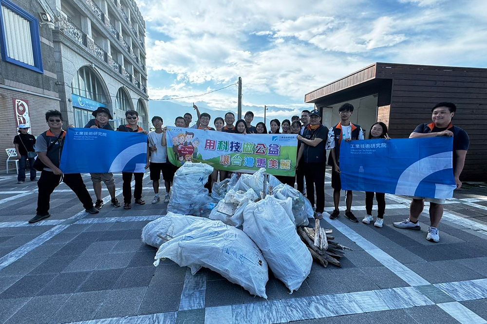 ITRI and NDHU organize local volunteers for beach and ocean cleanups at Ci Sing Tan, collecting waste to be used in artificial reefs.