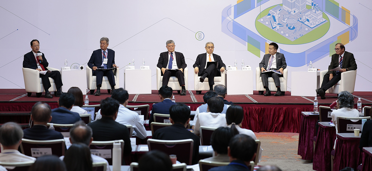 The panel discussion, moderated by ITRI Executive Vice President Jwu-Sheng Hu (far right), invited industry leaders to discuss societal resilience.