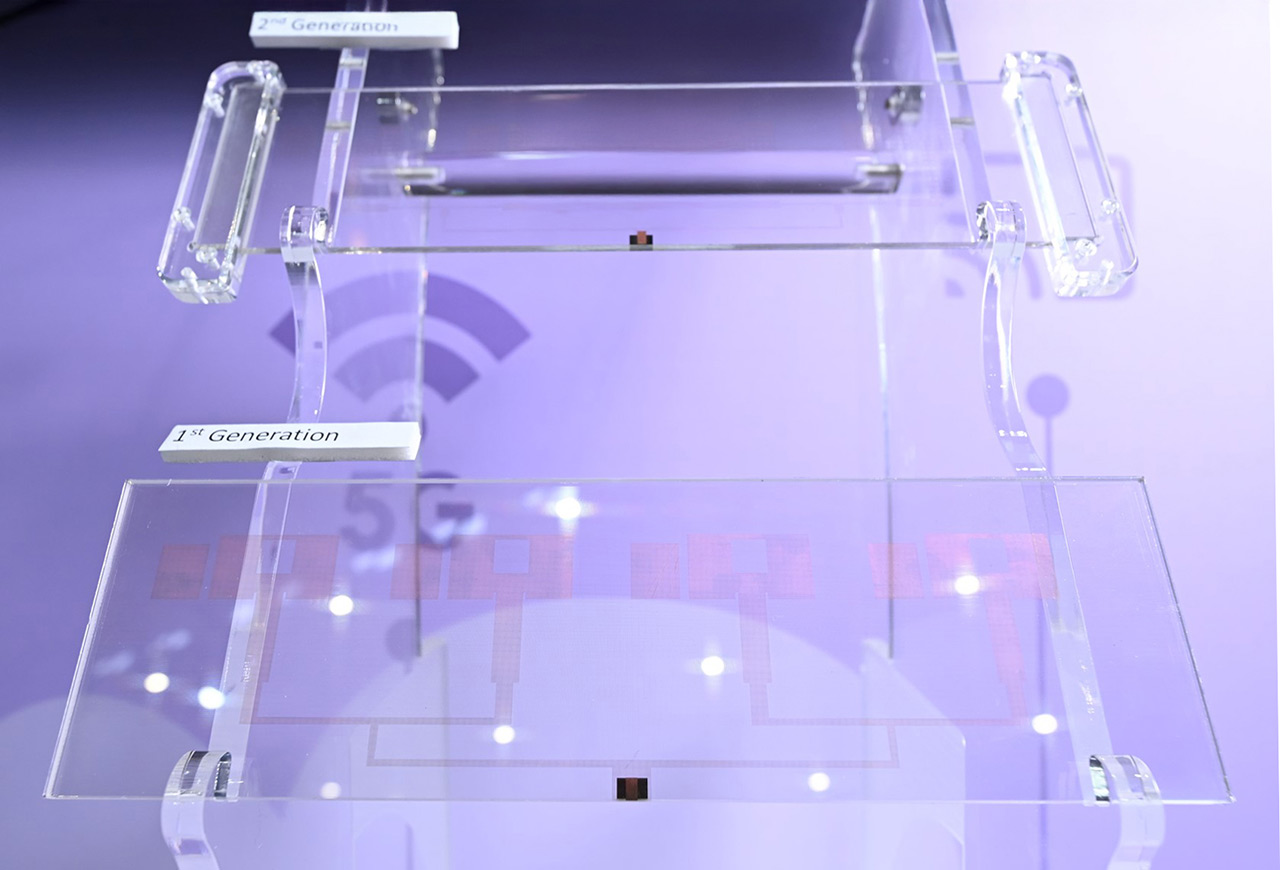A 5G transparent array antenna module is integrated into an LCD smart window to enable wireless communications.
