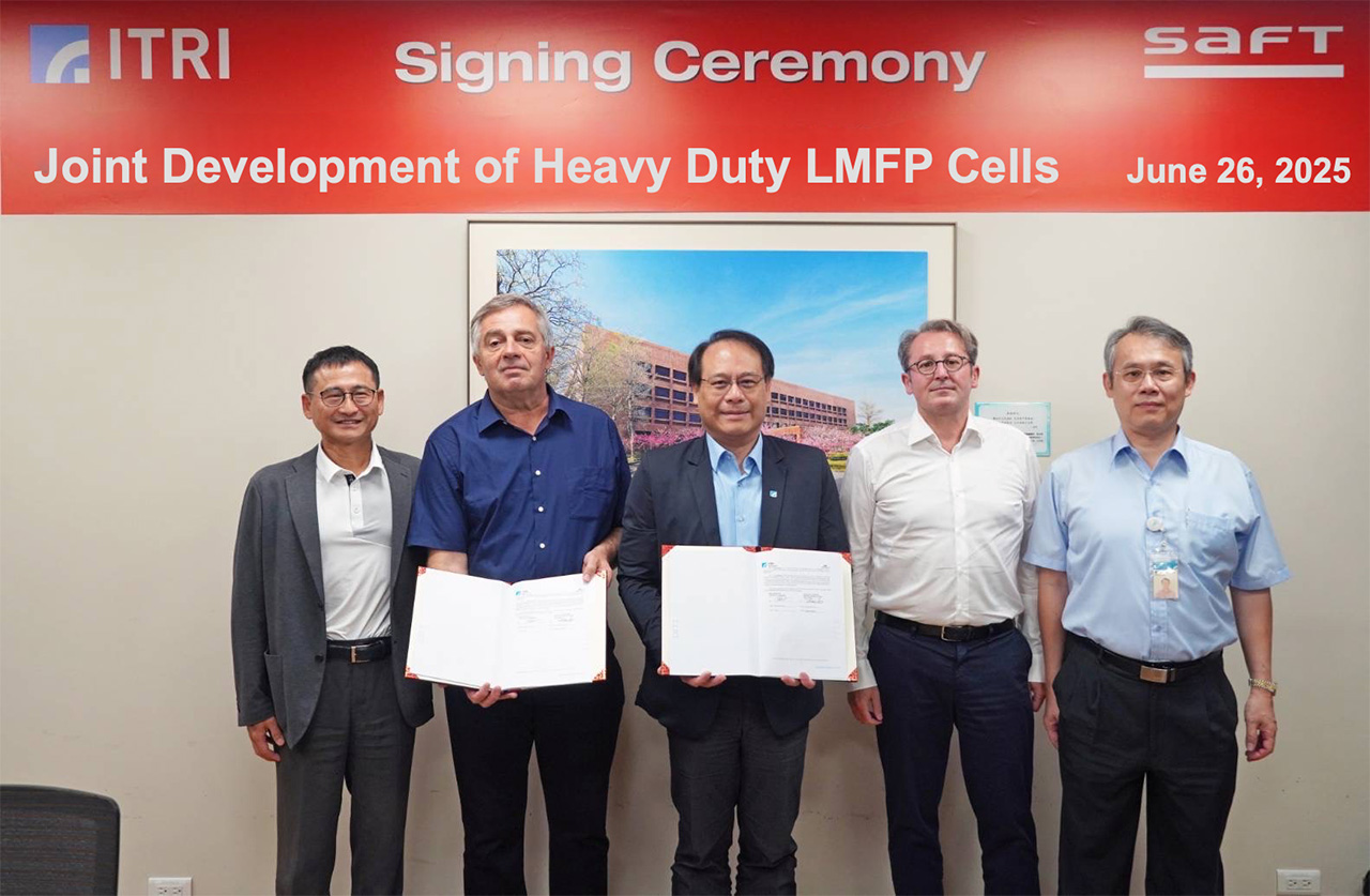 Signing ceremony for ITRI and Saft’s cooperation agreement.