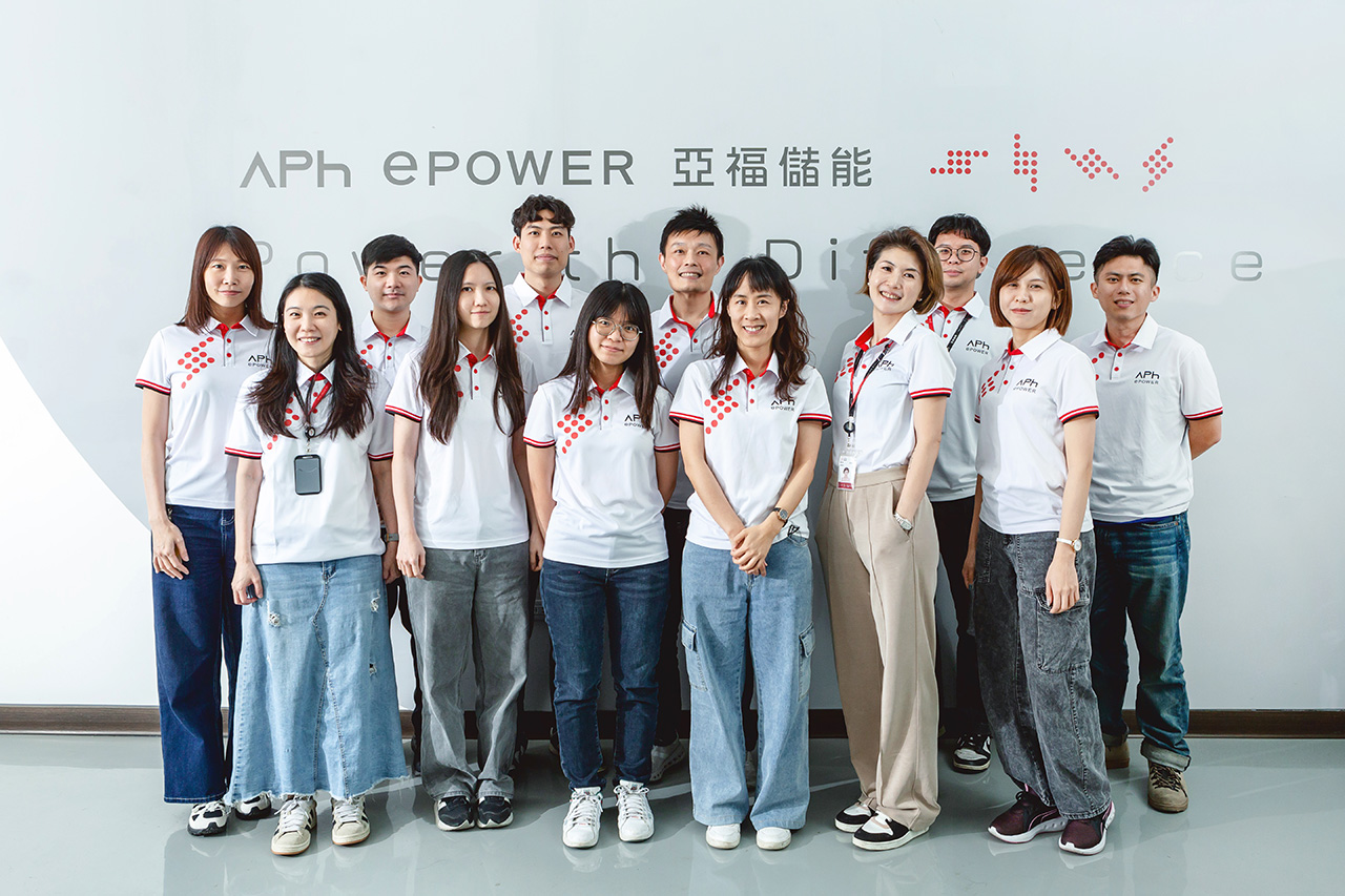 The APh ePower team stands together, led by Sean Su (center, back), advancing aluminum battery innovations.