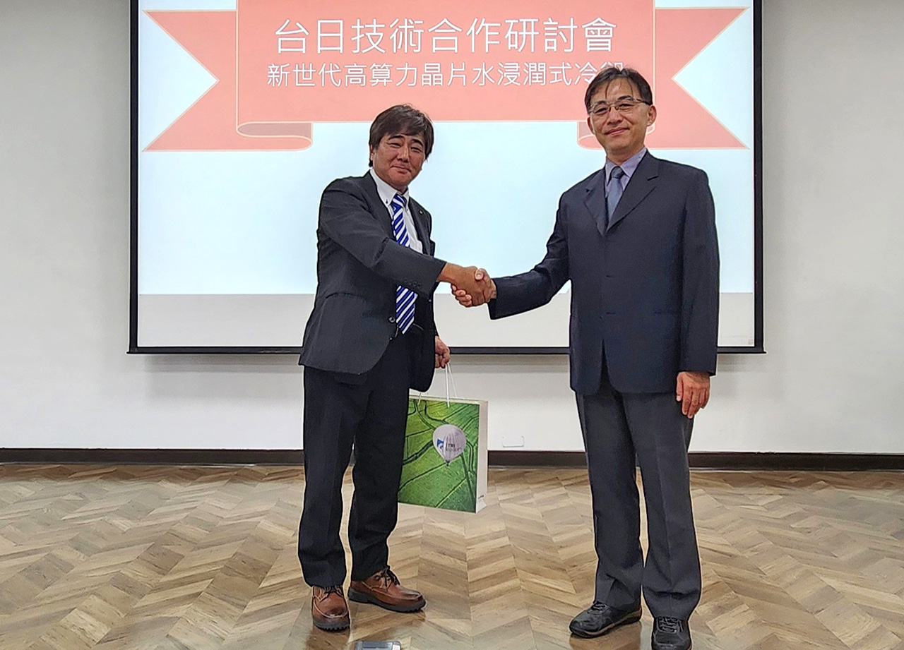 ZYRQ President Nagai Masaru (left) and Dr. Bing-Shiang Yang, Deputy General Director of ITRI’s MMSL (right) mark a new partnership on water-based immersion cooling.