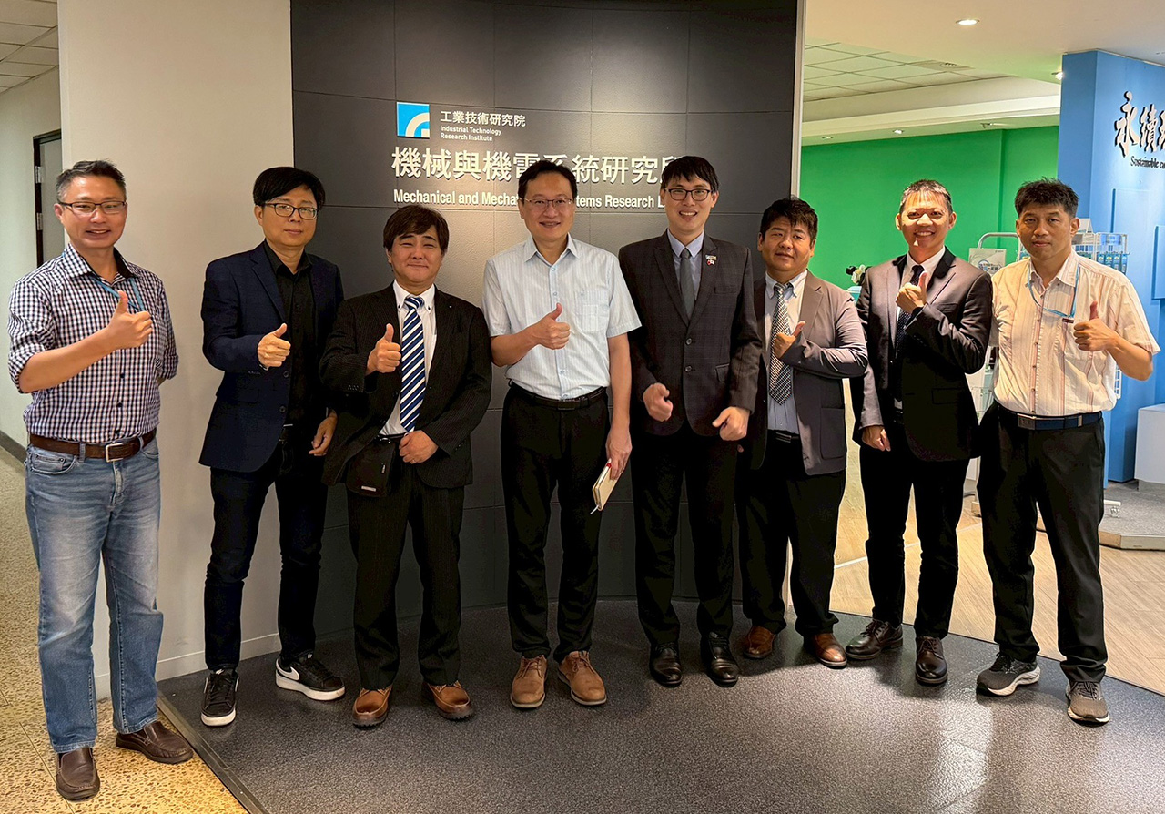 ZYRQ President Nagai Masaru (third from left) poses with ITRI’s MMSL team members.