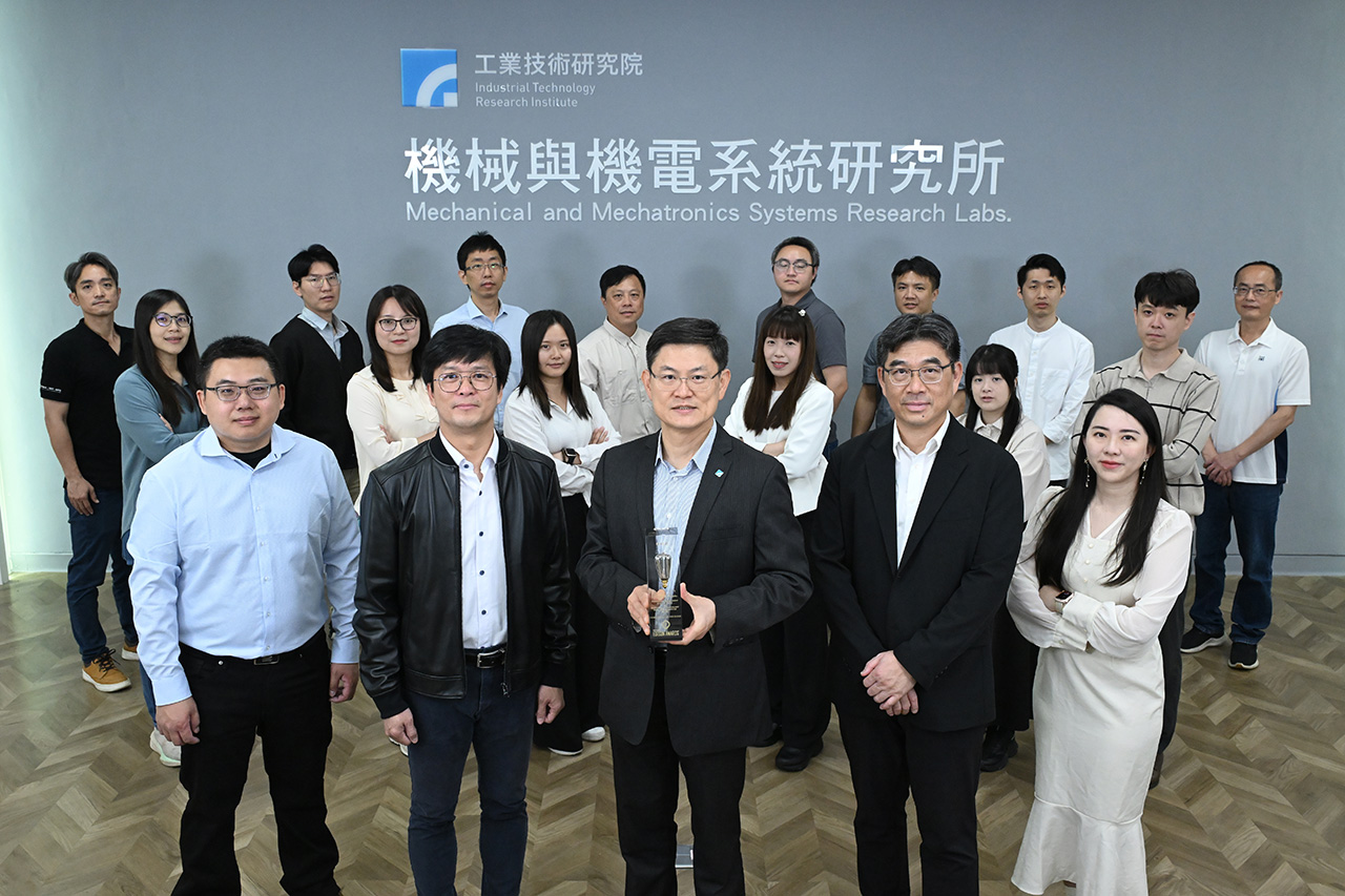 The team behind ITRI’s Prognosis Monitoring System with the Edison Awards gold trophy