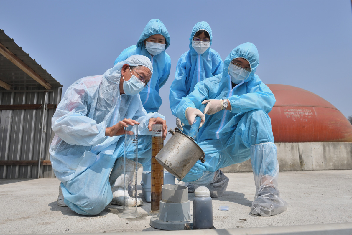 ITRI’s team uses swine sludge microbes to treat industrial wastewater.