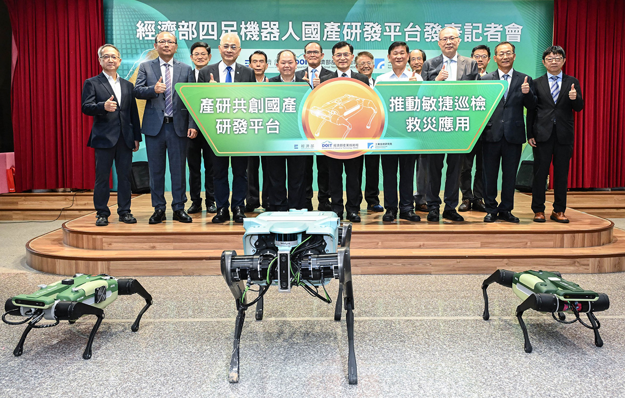 Representatives from the MOEA, ITRI, and industry partners present ITRI’s quadruped robot R&D platform alongside its larger and smaller robot designs.