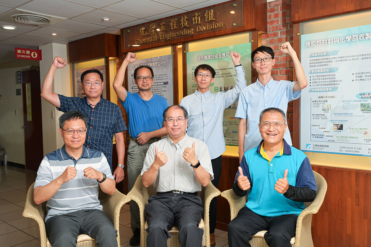 Dr. Kuo-Ching Wu (front center) with his research team 